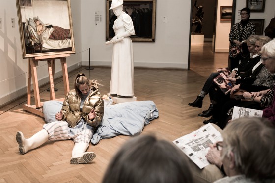 Krop om ord om billeder</br>Ida Cæcilie Rasmussen opfører bogaktuelle Christina Hagens tekst over Michael Anchers Den syge pige.</br>Foto: Morten Germund