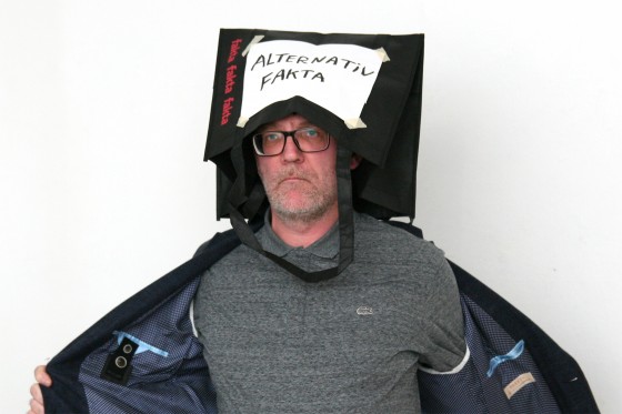 Plads til performance</br>claus ejner læste sit digt om kronhjort, der er i brusebad og er ved at sæbe sig ind og synger Material Girl in a Material World af Madonna.</br>Foto: Sixten Therkildsen