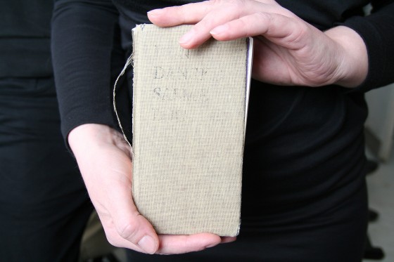 Plads til performance</br>Favourite Book Transaction består i en enkelt transaktion, hvor en præst overrækker Line Sandvad Mengers et eksemplar af sin favorit bog.<br /></br>Foto: Sixten Therkildsen