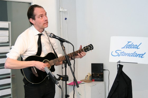 Plads til performance</br>Svenske Olof Olsson har tidligere lavet en række performanceforedrag om alt fra Microsoft og Apple til Moses og Jesus.</br>Foto: Sixten Therkildsen