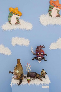 Antikke dødssynder på moderne kunstmuseer</br>Fra udstillingen Dovenskab på Glasmuseet Ebeltoft af de to mexicanske kunstnere, Einar og Jamex de la Torre.</br>Foto: PR-foto Glasmuseet Ebeltoft