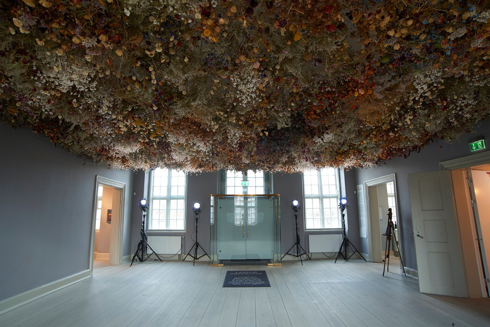 Antikke dødssynder på moderne kunstmuseer</br>Fra udstillingen Hovmod af Rebecca Louise Law. De blomster, der visner og falder fra loftet på Skovgaard Museet, samles indgår til efteråret i et nyt værk.</br>Foto: PR-foto Skovgaard Museet