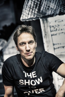 Folket og eliten</br>Christian Lollike er kendt som en kontroversiel dramatiker. Han blev for alvor kendt af offentligheden med forestillingen Dom over skrig.</br>Foto: PR-foto / Aarhus Teater - Emilia Therese