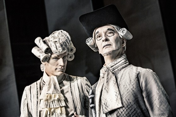 Folket og eliten</br>Anus, Anularius, Anulus... Byens eneste lærde mand er degnen, som udbreder sig om, at latiske ord stammer fra dansk. </br>Foto: PR-foto / Aarhus Teater - Emilia Therese