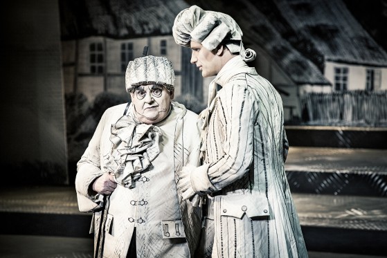 Folket og eliten</br>Christian Lollike iscenesætte skellet mellem elite og folkedyb i Erasmus Montanus.</br>Foto: PR-foto / Aarhus Teater - Emilia Therese