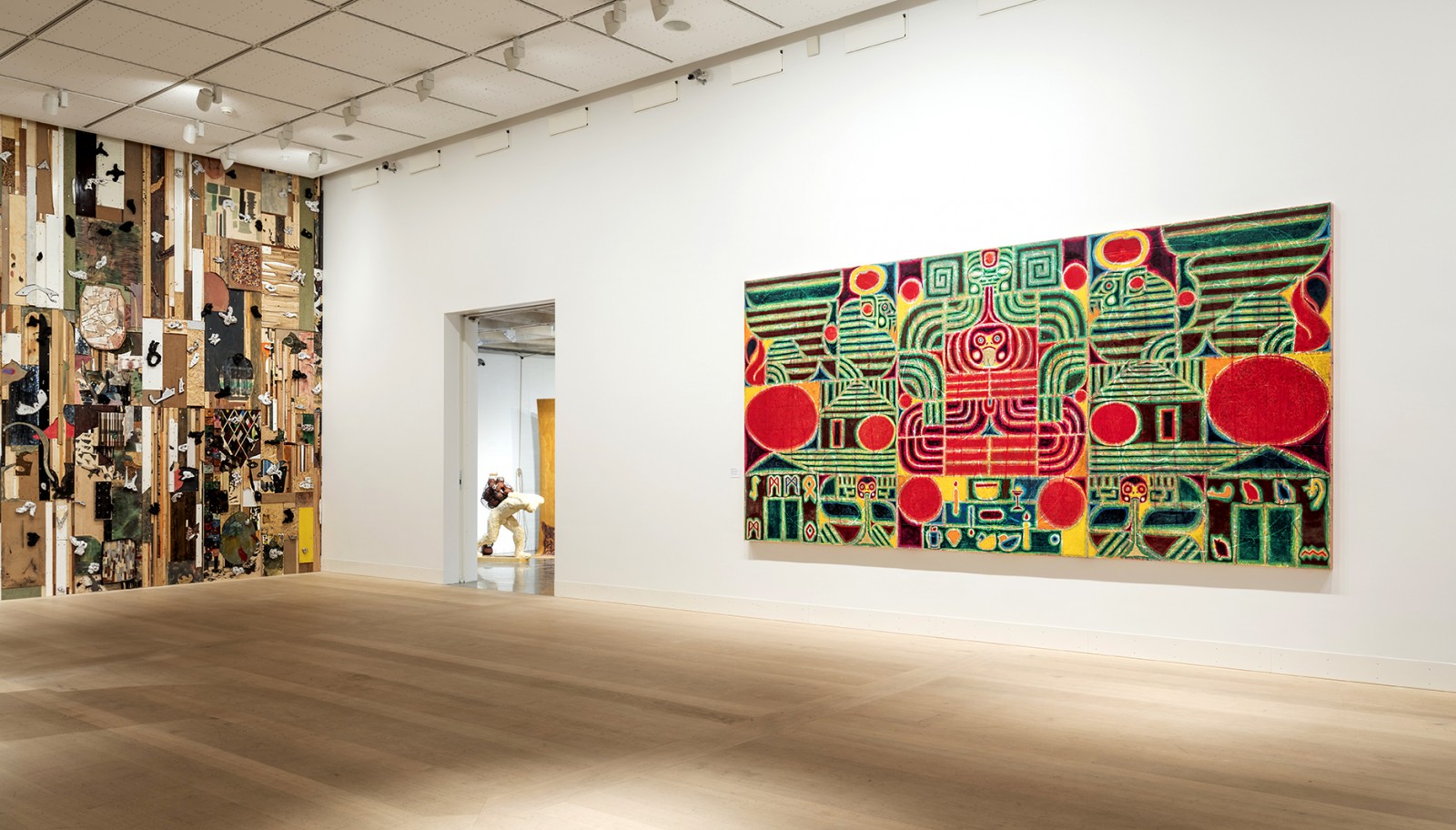 Uhæmmet grådighed i Holstebro</br>Alexander Tovborgs altar of humanity (the symbol has resurrected) - worship mammon inkorporerer runer og hieroglyffer i sit symbolsprog. Men disse mytiske tegn er nu helliget mammon.</br>Foto: Per Andersen