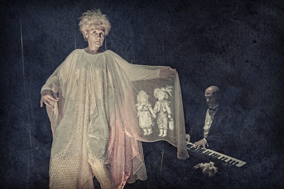 I mørket smelter publikum og skuespiller sammen</br>Bodil Alling, kunstnerisk leder på Teatret Gruppe 38 og skuespiller, her i Hans og Grete.</br>Foto: Morten Fauerby