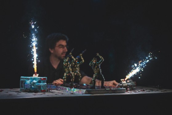 I mørket smelter publikum og skuespiller sammen</br>Ariel Doron i forestillingen Plastic Heroes.</br>Foto: Anael Resnick