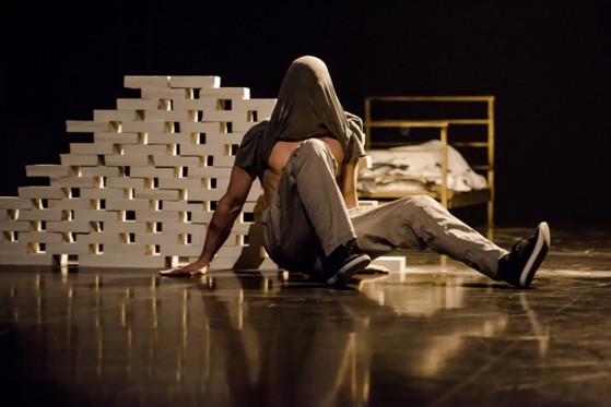 I mørket smelter publikum og skuespiller sammen</br>Edhem Jesenkovic i forestillingen Republika, hvor han søger tilbage til 90´erne hvor borgerkrigene på Balkan brød ud, og hvor han og familien blev drevet på flugt.</br>Foto: Søren Meisner