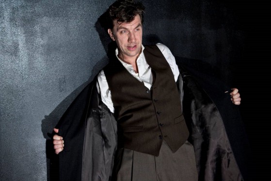 I mørket smelter publikum og skuespiller sammen</br>Jesper Lohmann fortolker Tom Kristensen. Sange fra en fribytter.</br>Foto: PR-foto