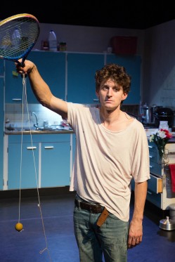 I mørket smelter publikum og skuespiller sammen</br>Kopergietery, History of The World. Historien om en ambitiøs, ung mand og hans højt begavede mor, som er døende.</br>Foto: PR-foto