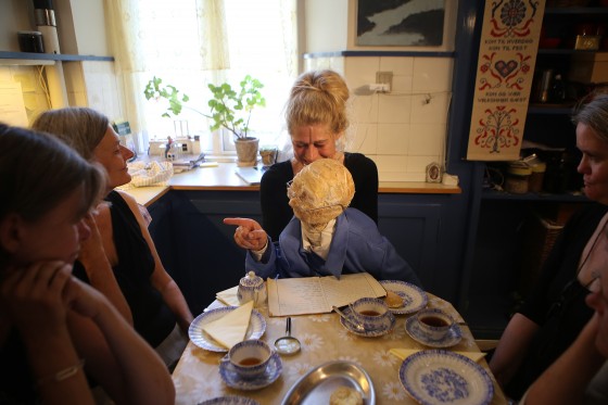 I mørket smelter publikum og skuespiller sammen</br>Performer Anette Asp Christensen i forestillingen Udsigter fra min bedstemors køkken. Publikum inviteres ind i et privat køkken, hvor de bænkes tæt omkring køkkenbordet.</br>Foto: PR-foto