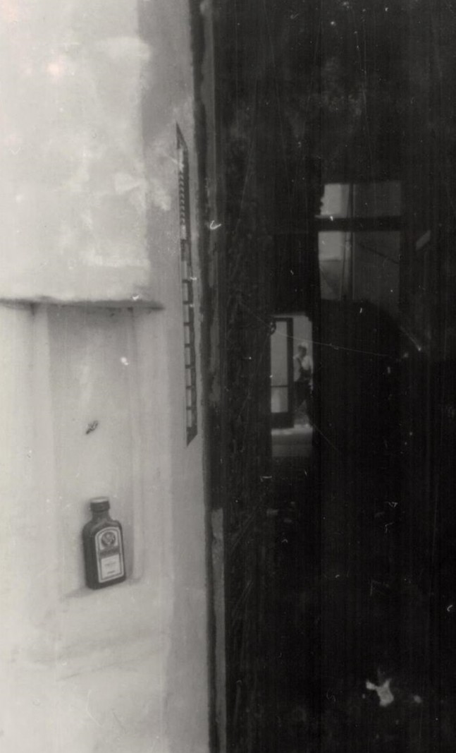 Dagbog fra det vaklende liv</br>'Nogen havde stillet sin lille Jägermeisterflaske fra sig. Flasken havde fået lov til at blive stående som en Sankt Antonius i sin niche. Den gav opgangen et andagtsfuldt præg.'</br>Foto: Selma-Rosenfeldt Olsen