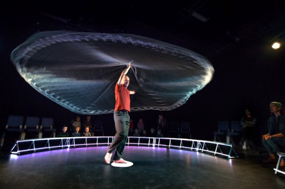 Teater med dippedutter og æbler i hovedrollen</br>En mand med et net over hovedet giver vind i håret, når han begynder at dreje rundt. </br>Foto: PR-foto/ Teater Nordkraft - Bart Kootstra