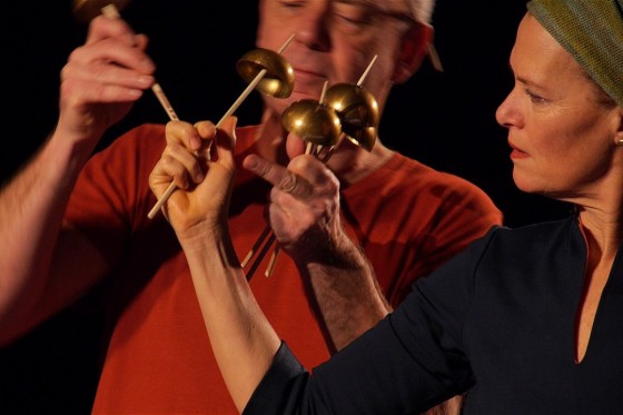 Teater med dippedutter og æbler i hovedrollen</br>Skuespillerne undersøger magien i ting og sager sammen med publikum.</br>Foto: PR-foto/ Teater Nordkraft - Bart Kootstra