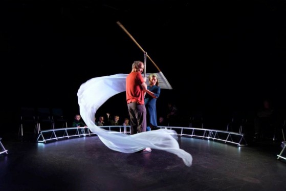 Teater med dippedutter og æbler i hovedrollen</br>Alt i forestillingen bevæger sig rundt, så alle kan være med fra alle sider.</br>Foto: PR-foto/ Teater Nordkraft - Bart Kootstra