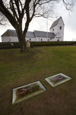Misundelse indtager Skives gader</br>Mellem Skive Kirke og Vor Frue Kirke ligger to åbne grave. Det er Katja Bjørns 'The Pleasure of Envy', der viser misundelsens destruktive væsen.</br>Foto: Katja Bjørn