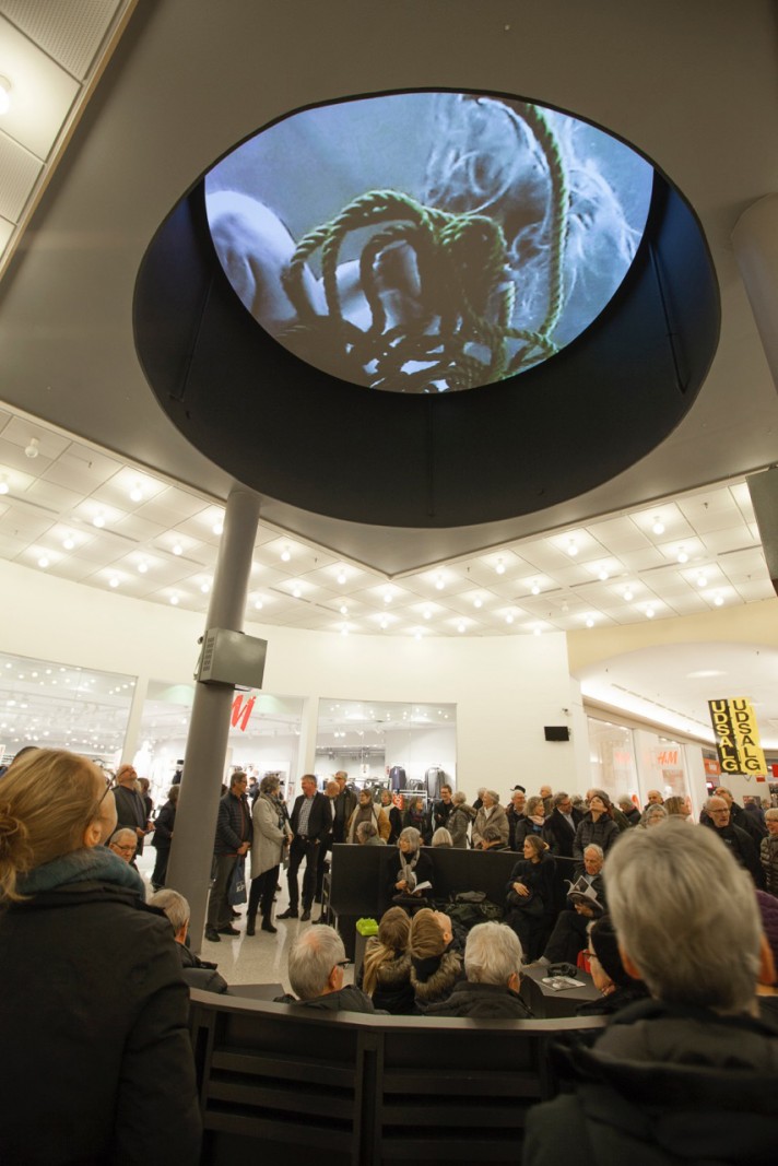 Misundelse indtager Skives gader</br>I SønderCenteret bliver værket 'Envy my Beloved' projiceret op i kuplen, og indkøbscenteret bliver forvandlet til et kirkerum.</br>Foto: Katja Bjørn