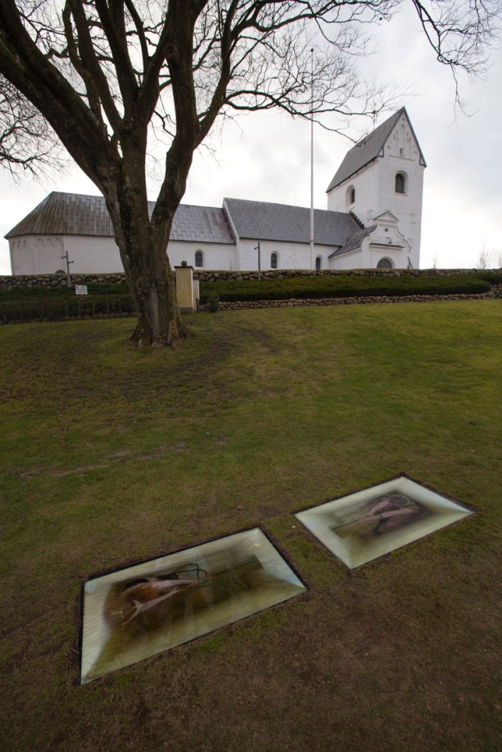 Misundelse indtager Skives gader</br>Mellem Skive Kirke og Vor Frue Kirke ligger to åbne grave. Det er Katja Bjørns 'The Pleasure of Envy', der viser misundelsens destruktive væsen.</br>Foto: Katja Bjørn