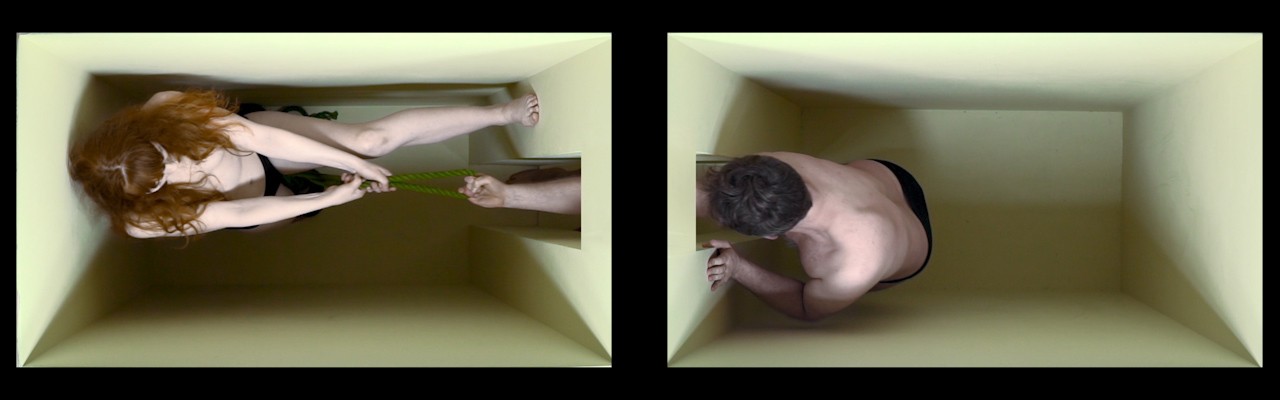 Misundelse indtager Skives gader</br>Der er visse tidspunkter i løbet af værket, hvor manden og kvinden næsten kommer i kontakt med hinanden, men misundelsen står i vejen.</br>Foto: Katja Bjørn