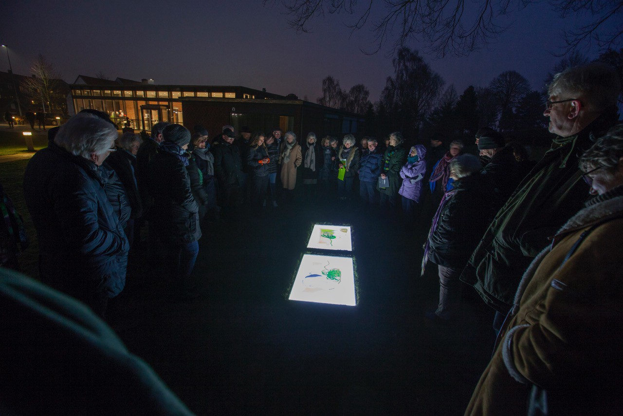 Misundelse indtager Skives gader</br>I Skive er kunsten rykket ud blandt menneskene i byen. Dødssynden misundelse er en del af vores hverdag og noget, vi alle gør os skyldige i.</br>Foto: Katja Bjørn