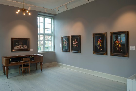 Hovmod i frit fald</br>Klassiske motiver fra den hollandske guldalders store malere er blevet genfortolket af Rebecca Louise Law.</br>Foto: PR / foto - Skovgaard Museet