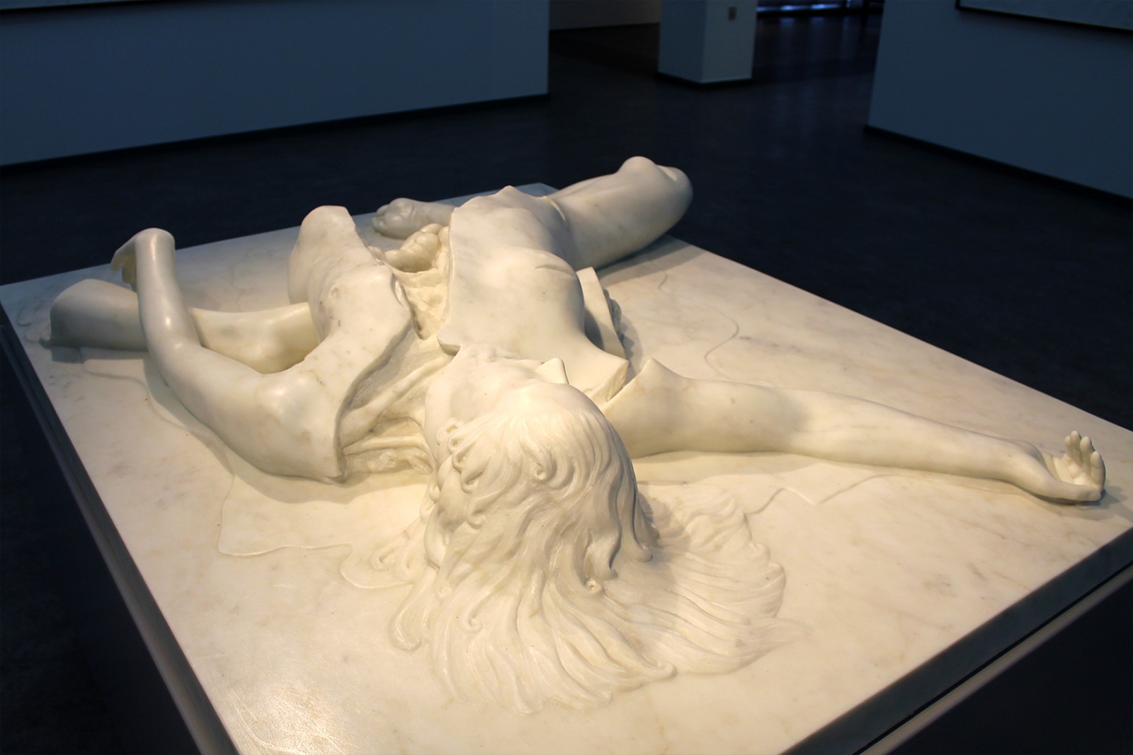 Begæret æder sjælen op</br>Lemmerz har formet Untitled (Virginia) ud fra politiets fotografier fra gerningsstedet, hvor den unge prostituerede Virginia Lee Griffin blev fundet dræbt.</br>Foto: Andreas Vinther Jensen