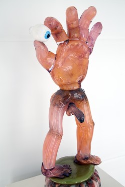 Roden til alt ondt...</br>Skulpturen Curator's Eye kaster et blik på resten af udstillingen.</br>Foto: PR-foto / Glasmuseet / Finn Manford