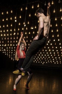 DEN DANSKE DRØM</br>David Elnebo og Iza Mortag Freund spiller parret Roland og Clair, der på alle ydre parametre har vanvittigt succesfulde liv.</br>Foto: PR / foto: Teater Katapult