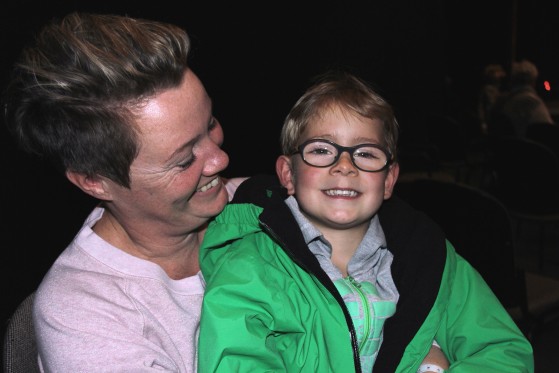 En klaverfabrik med musik fra hele verden</br>Camilla Carlsen nyder at tage hendes søn James Olsen med til koncerterne, som hun synes er børnevenlige i forhold til indhold og længde. </br>Foto: Pernille Germansen