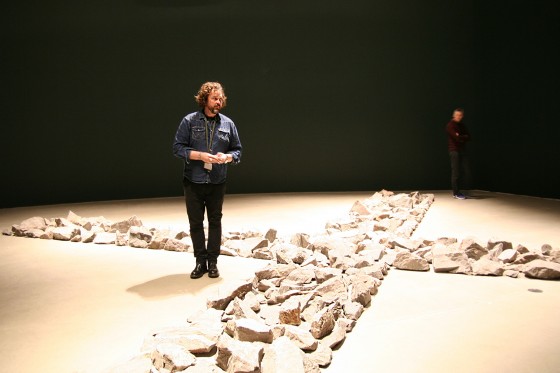 Gigant udstilling på ARoS skal sætte aftryk i Europa</br>Erlend Høyersten i Richard Longs A Crossing Place fra 1983.</br>Foto: Marie Nyeng