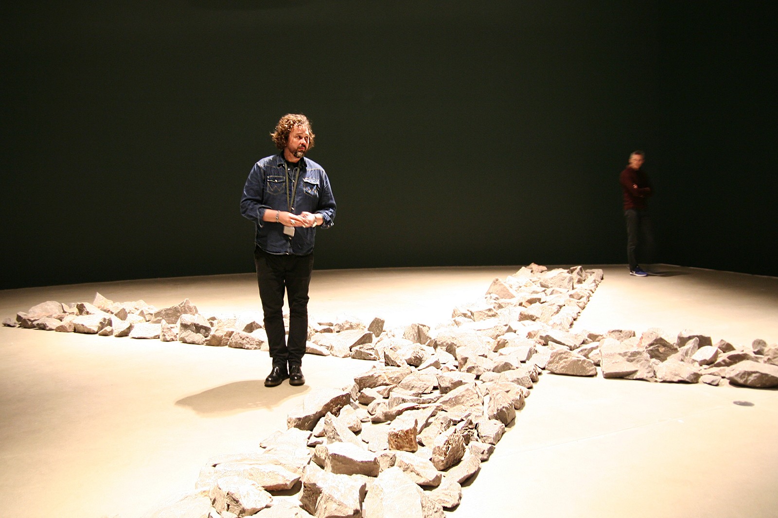 Gigant udstilling på ARoS skal sætte aftryk i Europa</br>Erlend Høyersten i Richard Longs A Crossing Place fra 1983.</br>Foto: Marie Nyeng