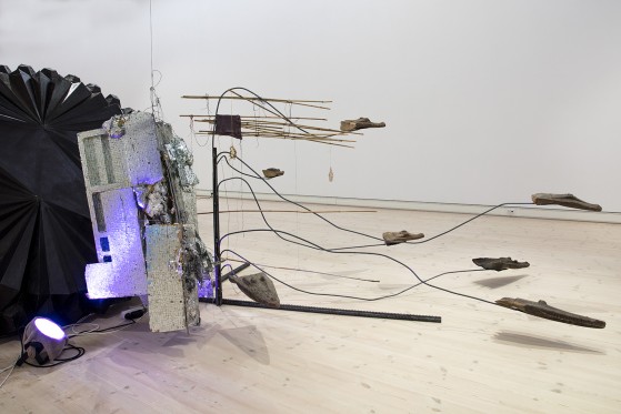 Vrede i den midtjyske skærsild</br>Den mangehovede Leviathan snor sig gennem rummet i Horsens Kunstmuseum.</br>Foto: PR-foto / Horsens Kunstmuseum