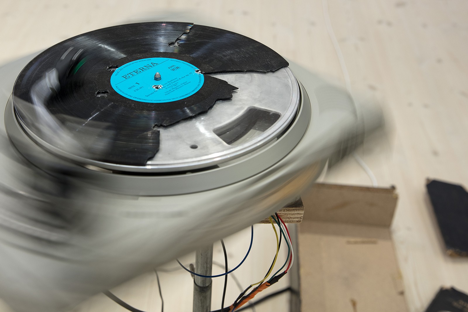 Vrede i den midtjyske skærsild</br>Vinyl Terror & Horrors anarkistiske tilgang til kunsten lader vreden komme til udtryk - her på en skamskudt vinylplade.</br>Foto: PR-foto / Horsens Kunstmuseum