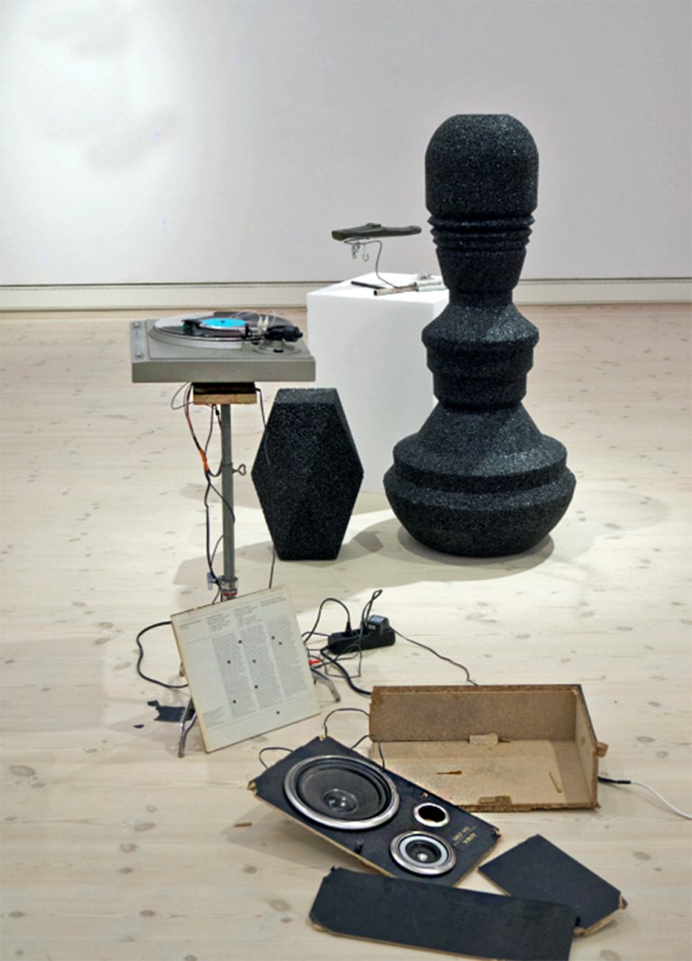 Vrede i den midtjyske skærsild</br>Den lille monolit (i midten) refererer til Arthur C. Clarkes fabel om voldens fødsel i 2001: A Space Odyssey.</br>Foto: PR-foto / Horsens Kunstmuseum