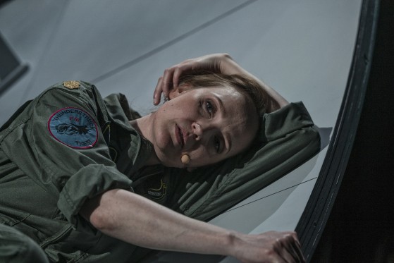 EN JAGERPILOT MED STÆKKEDE VINGER</br>I Grounded har en jagerpilot fået karrieremæssig stuearrest som dronefører.</br>Foto: PR-Foto / Teatret Svalegangen