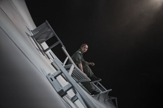 EN JAGERPILOT MED STÆKKEDE VINGER</br>Kaja Kamuk spiller piloten i Teatret Svalegangens opsætning af forestillingen Grounded.</br>Foto: PR-Foto / Teatret Svalegangen
