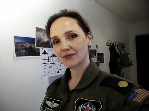 EN JAGERPILOT MED STÆKKEDE VINGER</br>Piloten i Grounded er på én gang tusinde kilometer fra målet for sine handlinger, og på samme tid konfronteret med fjenden sin computerskærm. </br>Foto: Privatfoto - Kaja Kamuk