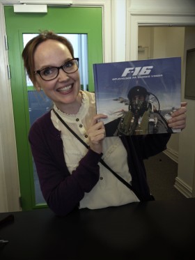 EN JAGERPILOT MED STÆKKEDE VINGER</br>”Hvem skulle have troet at jeg ville blive så glad for en udgået bog om fly” - Kaja Kamuk.</br>Foto: Privatfoto - Kaja Kamuk