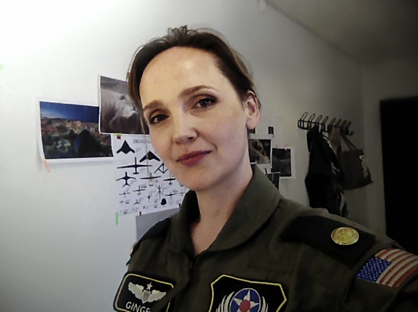 EN JAGERPILOT MED STÆKKEDE VINGER</br>Piloten i Grounded er på én gang tusinde kilometer fra målet for sine handlinger, og på samme tid konfronteret med fjenden sin computerskærm. </br>Foto: Privatfoto - Kaja Kamuk