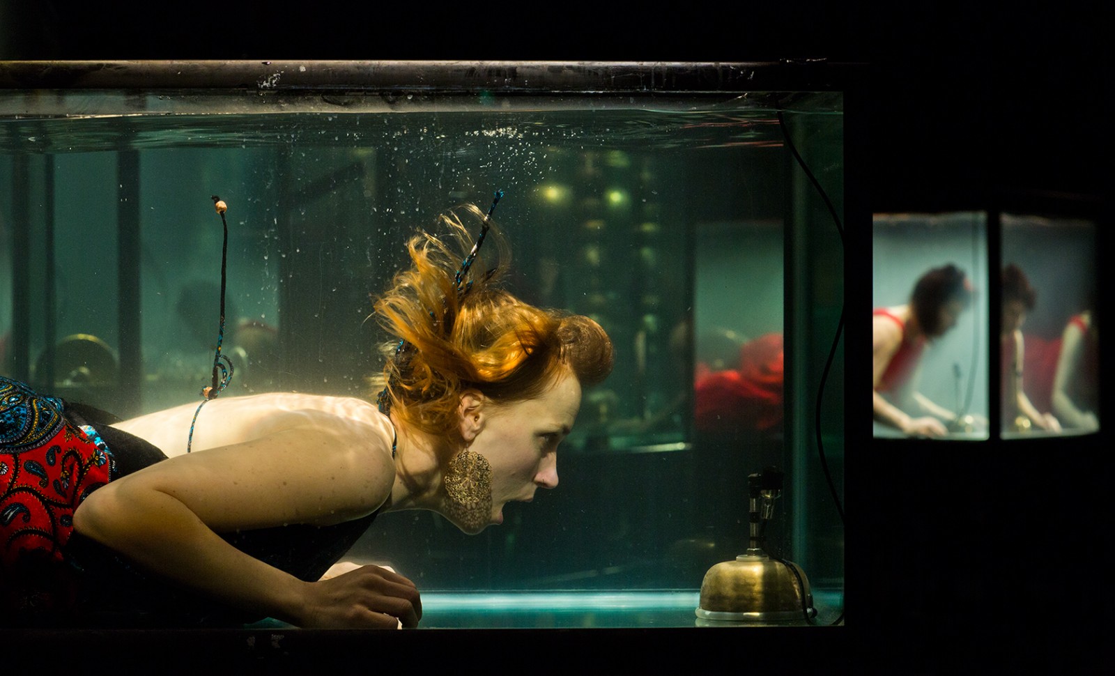 Mesterværk af en anden verden</br>Nanna Bech synger mod undervandsmikrofonen</br>Foto: Jens Peter Engedal