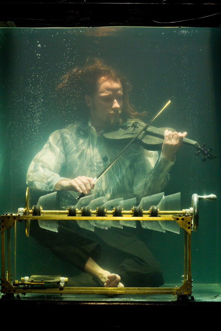 Mesterværk af en anden verden</br>Robert Karlsson på violin og Crystallophone</br>Foto: Jens Peter Engedal