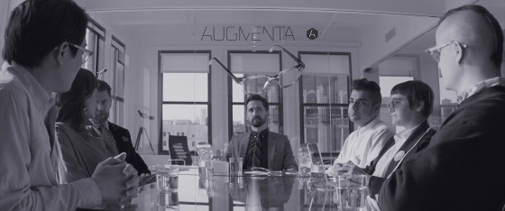 Lækker sci-fi i kreativt miljø</br>Reklameforfatteren David er ved at afprøve en ny generation af Augmented Reality-briller.</br>Foto: PR - foto / Øst for Paradis