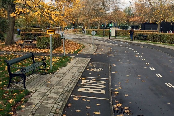 Byen skal bruges i børnehøjde</br>Der er to busstop på Trafiklegepladsen, hvor forældre jo også kunne drikke medbragt kaffe.</br>Foto: Malthe Sommerand