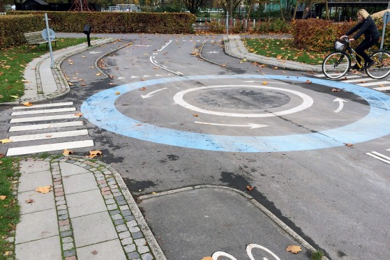 Byen skal bruges i børnehøjde</br>Rundkørsler, cykelstier og fortove. Trafiklegepladsener infrastruktur i miniformat.</br>Foto: Malthe Sommerand