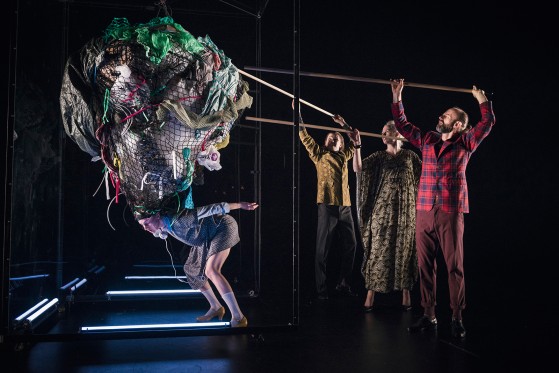 Morph sætter menneskets natur til skue</br>Instruktør Kristján Ingimarsson bliver vores guide, der forklarer, fortæller og fører os helt tæt på mennesket.</br>Foto: PR-foto / Aarhus Teater - Gísli Dúa 