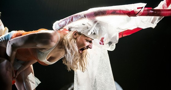 Morph sætter menneskets natur til skue</br>Vi skaber et bybillede, hvor vi hele tiden er afskåret fra hinanden.</br>Foto: PR-foto / Aarhus Teater - Gísli Dúa 