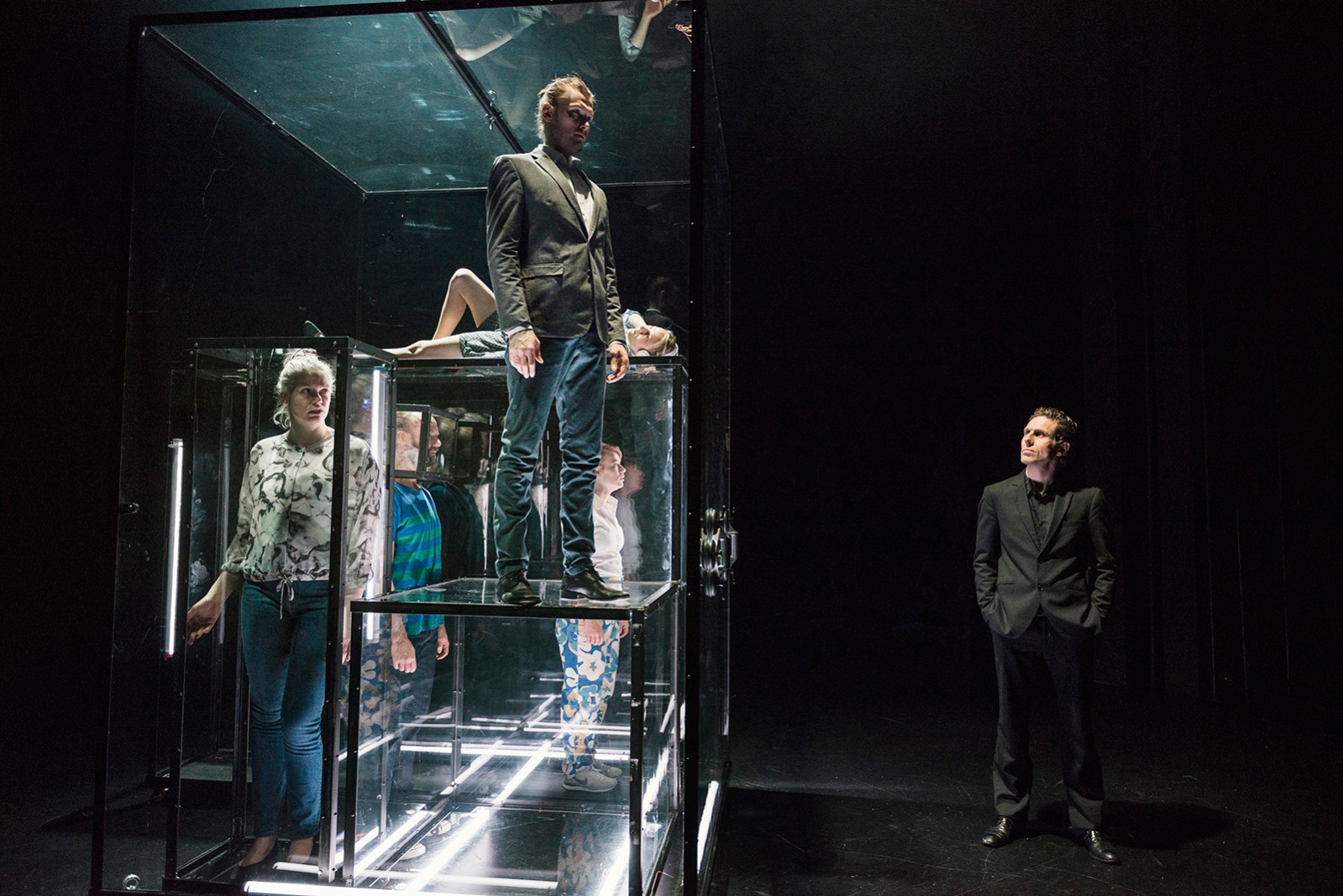 Morph sætter menneskets natur til skue</br>Det mærkelige væsen mennesket præsenteres på scenen.</br>Foto: PR-foto / Aarhus Teater - Gísli Dúa 