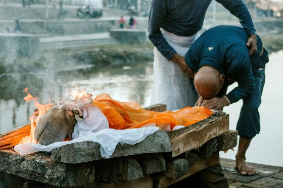GENKENDELSE PÅ TVÆRS AF KULTURER OG KONTINENTER</br>Rejsen slutter i Nepal med et menneskes død og kroppens efterfølgende afbrænding. </br>Foto: PR-foto: Moesgaard Museum