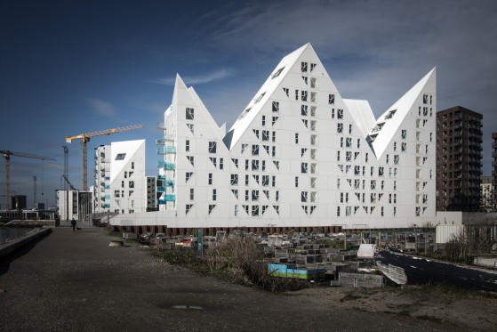 EKSISTENTIEL HJEMLØSHED I DEN MODERNE BY</br>Isbjerget er en del af et stort byggeprojekt på Aarhus havn. Fremtiden for Aarhus havn byder blandt andet på projektet Lighthouse</br>Foto: Mariana Gil